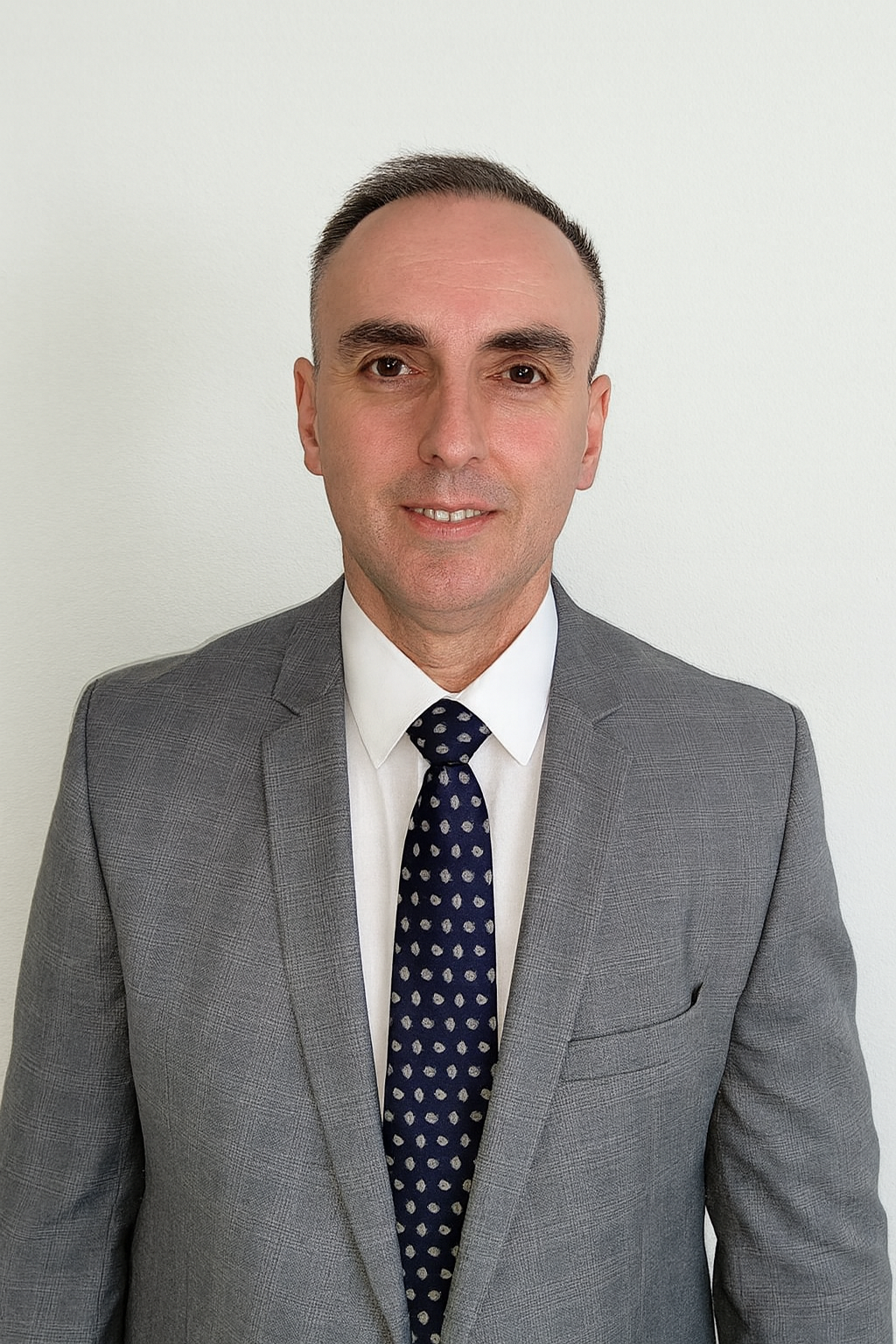 Inhaber von RT Limousinen im Anzug